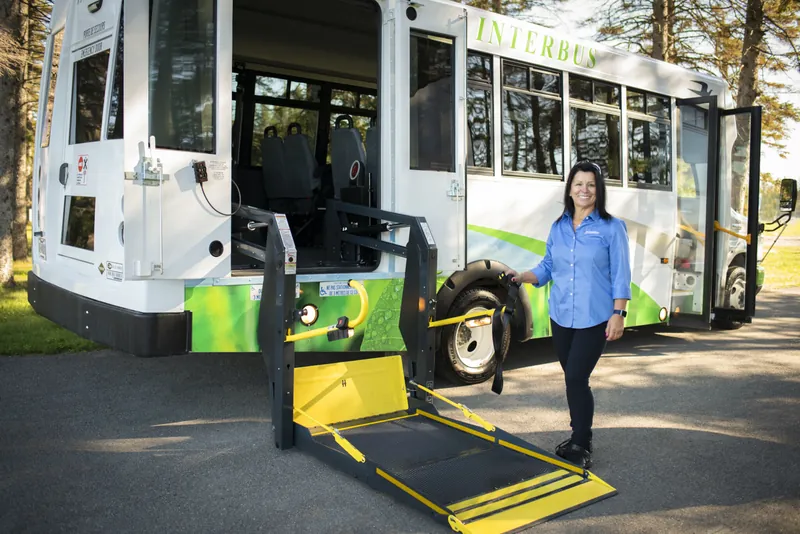 Minibus adapté Interbus avec son élévateur pour fauteuil roulant déployé